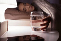 نوشیدن آب قبل از خواب کار درستی است یا خیر؟