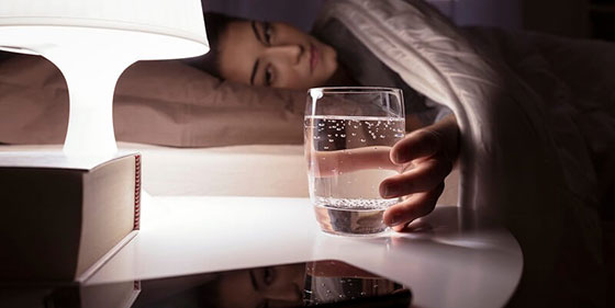 نوشیدن آب قبل از خواب کار درستی است یا خیر؟