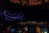ویدئو | ثبت لحظه ای نادر از داخل هواپیما؛ «صاعقه رعد و برق در ارتفاع بالا»