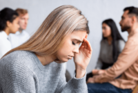 دلیل اضطراب در جمع‌های خانوادگی یا دوستانه چیست و چه باید کرد؟